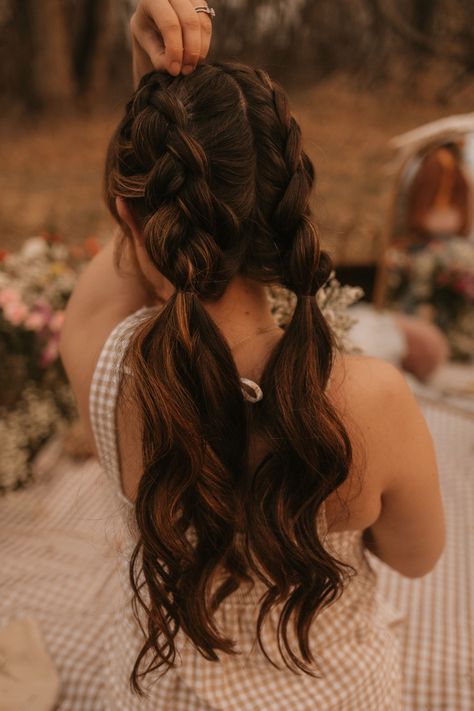 Fairy Braided Hairstyles, Pigtail Wedding Hair, Cute Southern Hairstyles, Countryside Hairstyle, Bridal Pigtails, Bohemian Vibes Aesthetic, Farmers Market Hairstyles, Midsummer Hairstyles, Adventurer Hairstyle