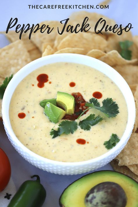 white queso with pepper jack cheese Queso Homemade, Pepper Jack Queso, White Cheese Dip Recipe, White Queso Recipe, Homemade Queso, White Cheese Dip, Bagel Dip, White Queso Dip, White Queso