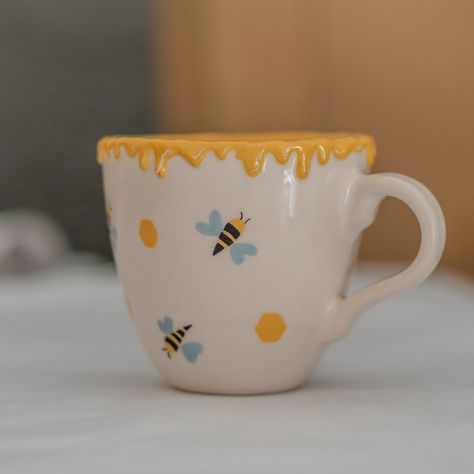 Pottery Mug - Honey and Bee Ceramic Mug: Handmade Coffee Mug, Unique Mug, Nature Lover Gift 🍯🐝 Embrace Nature with Every Sip 🌿🍵 Transform your daily coffee or tea ritual with our stunning Pottery Mug - Honey and Bee Ceramic Mug. Designed for nature enthusiasts, beekeepers, and lovers of all things artisanal, this handmade mug is more than just a beverage holder; it's a celebration of nature's beauty and a testament to exceptional craftsmanship. 🎁 Perfect Gift for Every Occasion Whether it's Nature Inspired Mugs, Bee Pottery Mug, Handmade Ceramic Mugs Unique, Bee Ceramic Painting, Bees Mug, Fall Ceramic Painting Ideas, Bee Pottery Painting, Fun Ceramic Mugs, Mug Inspo Design