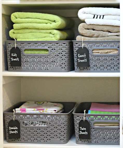 Small Linen Closets, Organiser Son Dressing, Airing Cupboard, Organizing Linens, Diy Organizer, Linen Cupboard, Linen Closet Organization, Organizing Hacks, Closet Organization Diy