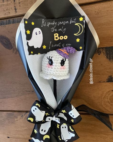 This is what it looks like day and night ☀️/🌙 #ghostbouquet #bouquet #crochetbouquet #crochethalloween #crochetghost Halloween Crochet Flowers, Crochet Halloween Flowers, Crochet Halloween Bouquet, Crochet Corpse Bride Patterns, Halloween Crochet Bouquet, Crochet Disney Bouquet, Spooky Crochet Bouquet, Black Crochet Flower Bouquet, Crochet Halloween Flower Bouquet