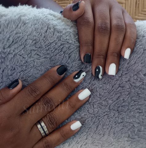 Yin And Yang Nails Short, Black Nails Ying Yang, Natural Nails Black Design, Natural Nail Shellac Designs, Black And White Nail Inspo Short, Short Natural Nail Designs Black, Short Square Acrylic Nails Black And White, Nail Art Designs Short Nails Black White, Black And White Ying Yang Nails