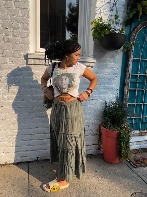 Long Skirt Black Women, Black Hippie Girl Outfits Boho Chic, Earthy Skirt Outfit, Spiritual Clothing Aesthetic, Earthy Girl Outfits Black Women, Earthy Skirts, Green Skirt Outfit Black Women, Long Skirt Outfits Black Women, Boho Black Women Aesthetic