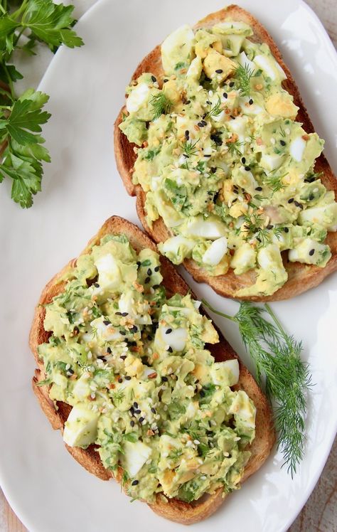 Avocado Egg Salad is filled with deliciously creamy avocado, herbs, bell peppers & lemon juice! This recipe is fresh, healthy & contains no mayo! It's easy to make & delicious on sourdough toast, made into a sandwich, or served in lettuce wraps for a keto snack or meal! Egg Salad Sandwich No Mayo, Eggs And Avocado Sandwich, Avacodo Toast Recipes Lunch, Filling Breakfast No Eggs, Avocado Egg Salad No Mayo, Meals With Avocado Healthy, Egg Salad On Toast, Snacks With Avocado Easy, Guacamole Toast Egg