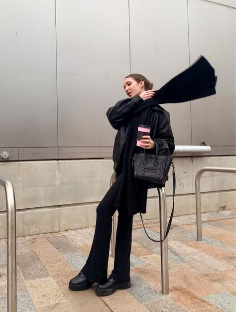 Oversized Black Scarf, Flaired Black Pants Outfit, Flared Leather Pants Outfit Winter, Black Flare Pants Outfit Winter, Flare Pants Winter Outfit, Flared Black Pants Outfit, Black Flare Leggings Outfit Winter, Flare Black Pants Outfit, Flare Pants Outfit Winter