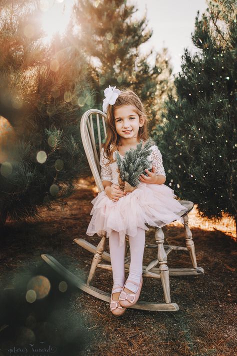 Xmas Photoshoot Ideas, Christmas Mini Sessions Outdoor, Tree Farm Pictures, Christmas Tree Farm Pictures, Christmas Tree Farm Mini Session, Christmas Photoshoot Kids, Xmas Photoshoot, Outdoor Christmas Photos, Tree Farm Photo Shoot