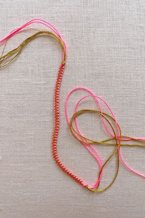 Corded Bracelets Diy, Stitch Friendship Bracelet Pattern, Woven Bracelet Tutorial, Cord Bracelet Diy, Square Knot Bracelets, Embroidery Floss Bracelets, Woven Macrame, Floss Bracelets, Diy Friendship Bracelets Tutorial