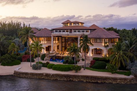 Caribbean Luxury, Beachfront Home, Mega Mansions, Real Estates Design, Real Estat, Rich Home, Mansions Luxury, Grand Cayman, Luxury Homes Dream Houses