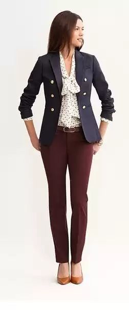 Navy Blue Blazer Outfit, Maroon Pants, Look Office, Burgundy Pants, Womens Outfits, Outfit Trends, Blazer Outfits, Work Wardrobe, Trouser Suits