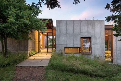 Martha's Vineyard prefab with a thick concrete facade has large dramatic openings Modern Concrete Homes, Concrete Siding, Modern Modular Homes, Concrete Houses, Concrete Facade, Concrete Home, Concrete House, Prefab Homes, Residential Design