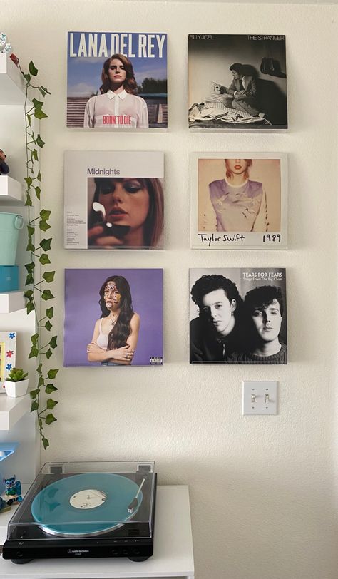 Aesthetic Records On Wall, Music Display Ideas, Vynl Records Aesthetic On Wall, Vinyl On Wall Aesthetic, Vinyls In Bedroom, Vinyl Bedroom Aesthetic, Vinyl Wall Bedroom, Taylor Swift Wall Art Decor, Vinyl Records On Wall Aesthetic