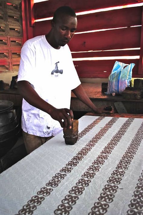 Printing in Adinkra- Kid World Citizen Adinkra Cloth, African Art Projects, Adinkra Symbols, African Textile, Fabric Stamping, African Textiles, Middle School Art, African Pattern, Samara