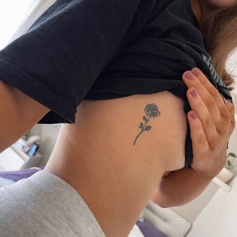 Small Tattoos For Ribs, Cute Tattoos Under Breast, Rose Tattoo Between Breast, Tattoo Under Bra Line Ribs, Rose On Ribs Tattoo, Underboob Tattoos Words, Tatto Under Booba, Rose Rib Tattoos, Little Rose Tattoos