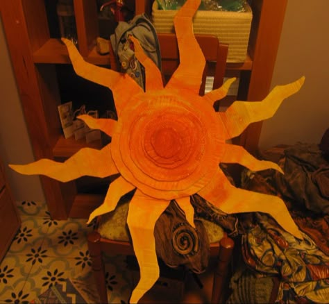 Door Painting Ideas Bedroom Indie, Diy Decor Cardboard, Whimsigoth Decor Diy, Cool Diy Decor, Cardboard Sun, Cardboard Diy Room Decor, Cardboard Room Decor, Cardboard Computer, Diy Eclectic Decor