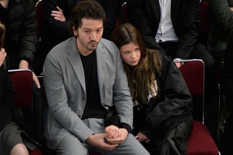 Fiona reapareció en el homenaje póstumo a su abuelo, el padre de Diego Luna, quien falleció hace unos días. Jerónimo y Fiona, los hijos de Diego Luna y Camila Sodi reaparecieron en público en el homenaje póstumo a su abuelo Alejandro Luna, el reconocido escenógrafo, y arquitecto que falleció a los 83 años. Fiona impactó […] The post La hija de Camila Sodi y Diego Luna sorprende por como luce ahora appeared first on Revista Caras. Angelica Rivera, Diego Luna, Thing 1