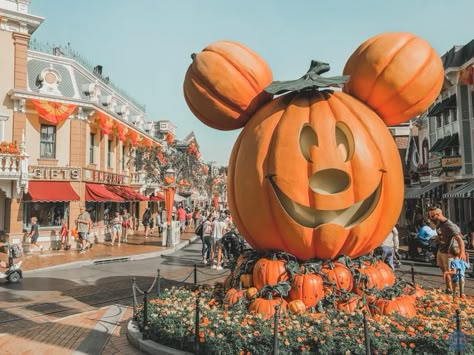 Disneyland Los Angeles, Top 10 Facts, Disney World Halloween, Mickey Halloween Party, Halloween Parejas, Disneyland Halloween, Mickey Halloween, Scary Halloween Party, Disneyland California