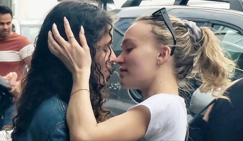 Lily Rose Depp And Her Gf, Lily Rose Depp And Dani Moon, Lily Rose Depp Girlfriend, Johnny Depp And Vanessa Paradis, 070 Shake, Lily Depp, Make Out Session, Different Wedding Dresses, Rose Depp