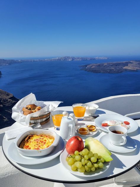 Hotel Breakfasts 2020: The most memorable ones of the year - The Hotel Trotter Round Dinning Table, Paradise California, Greece Food, Large Round Table, Hotel Breakfast, Custom Table Cloth, Destination Voyage, Beach Paradise, Disneyland Paris