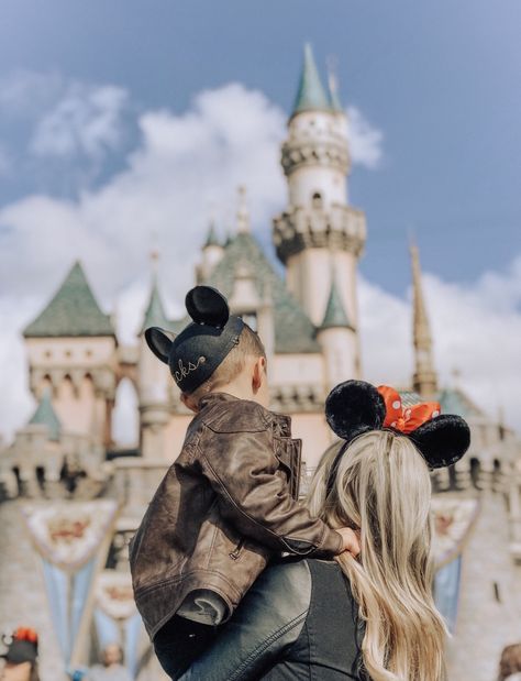 Mom And Son Disney Photo Ideas, Disneyland Paris Family Photos, Disney Family Photo Ideas, Disneyland Photo Ideas Family, Disney World Family Photos, Family Photos Disney, Cute Disney Photos, Disney World Family Pictures, Disneyland Picture Ideas Instagram