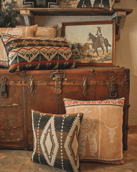 Western Boho Design, Native American Room Decor, Boho Ranch Style Decor, Vintage Western Room, Western Bedroom Ideas Ranch Style Rustic, Vintage Western Home Decor, Southwestern Cabin, Vintage Living Room Ideas, Southwestern Interior Design