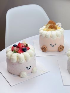 4 Inch Cake Decorating, Tiny Christmas Cakes, Cute Tiny Cakes, Mini Cake Birthday Ideas, Miniature Cake Ideas, Christmas Korean Cake, Cute Cakes To Make, Mini Birthday Cake Ideas, 4 Inch Birthday Cake