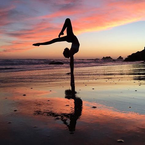 Sunset silhouette vibes. ☀️ - 📷: @acrowithjon Beach Gymnastics, Yoga Foto's, Gymnastics Wallpaper, Photo Yoga, Dance Silhouette, Dancer Photography, Ballet Exercises, Gymnastics Poses, Dance Photography Poses