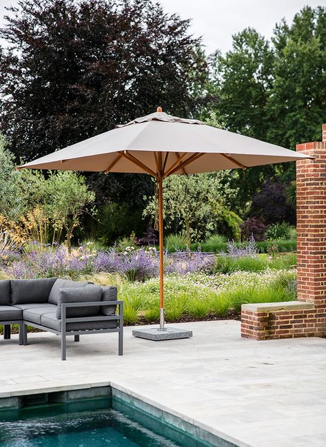 Six indispensable tips to create a perfect space for outdoor living Garden Umbrella, Garden Parasols, Outdoor Sofa Sets, Beautiful Outdoor Spaces, Contemporary Garden, Garden Structures, Patio Umbrellas, Backyard Oasis, Outdoor Rooms