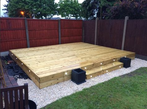 Outside Platform Ideas, Ground Patio Ideas Backyards, Backyard Platform Ideas, Floating Deck Landscaping Ideas, Wooden Platform Outdoor, Platform Patio Deck, Floating Deck Decorating Ideas, Backyard Floating Deck Ideas, Floating Deck With Pallets