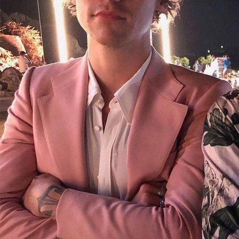 Pink Suit Men, Harry Styles Icons, Famous Duos, Perfect Handwriting, Harry Styles Aesthetic, Music Pics, Harry Styles Wallpaper, Pink Suit, Louis And Harry