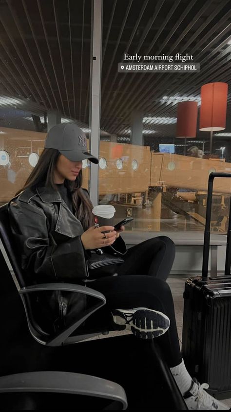 Airport Look Photography, Airport Pose Ideas, Airport Photoshoot Ideas, Traveling Poses Photo Ideas, Airport Look Winter, Airport Pics Ideas, Airport Photos Instagram, Winter Airport Look, Travel Look Outfits Airport Style