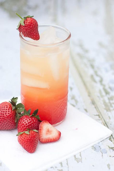 This non-alcoholic cocktail has a gorgeous ombre effect that mimics the prettiest summer sunset. What's even better? It tastes just as good as it looks. Design Eat Repeat, Summer Drinks Nonalcoholic, Easy Alcoholic Drinks, Non Alcoholic Cocktails, Alcoholic Cocktails, Lemon Lime Soda, Fancy Drinks, Milk Shakes, Summer Treats