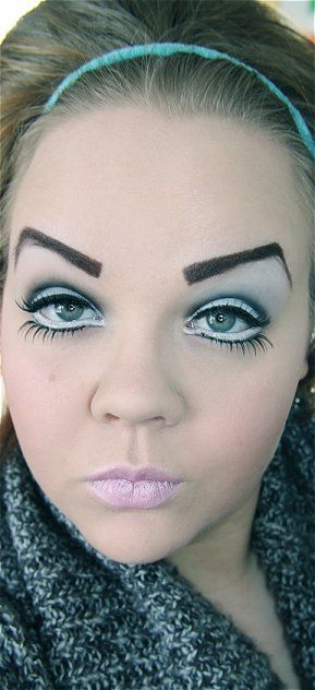 This is what NOT to do...Heavens Makeup Gone Wrong, Eyebrow Fails, No Way Girl, Ugly Makeup, Chola Makeup, Crazy Eyebrows, Fake Eyebrows, Bad Eyebrows, 60s Makeup