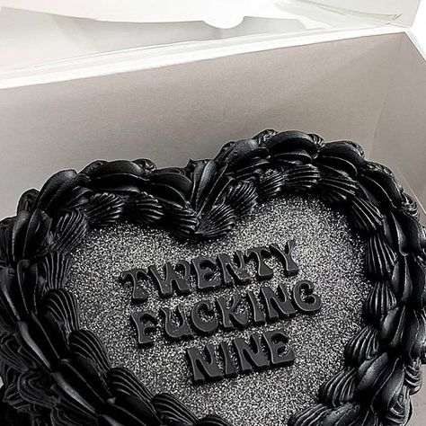 Essen, Black Heart Birthday Cake With Glitter, Black Birthday Cake Aesthetic Vintage, Black Scorpio Cake, 29 Birthday Cake Ideas, Black And Silver Heart Cake, Emo Bday Cake, Black Heart Shaped Birthday Cake, 29 Birthday Aesthetic