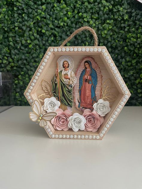 St Jude  Virgencita de Guadalupe   San Judas  Our Lady of Guadalupe  Shadow box with Handmade paper roses & butterflies  Wooden plaque measures 6x5inches  All wood plaques can be hung on the wall using the attached sawtooth hanger or the twine.  You can also purchase a clear or gold stand.  Flower color can be customized to any colors of your choice.  Message me under "personalization "  For more items and designs please follow my Instagram @marleeney *No returns or exchanges are accepted for these items. **Please make sure that you have entered the correct shipping address on Etsy as we will be shipping directly through Etsy. All orders include tracking number. Once item is received at the post office it is out of our hands and We are not responsible for lost or stolen packages. Ofrenda Ideas Diy Small, Ofrenda Altar, Gifts For Office Staff, Bautizo Ideas Decoracion, Rosary Case, Shadow Box Gifts, Prayer Garden, Stand Flower, Mexican Culture Art