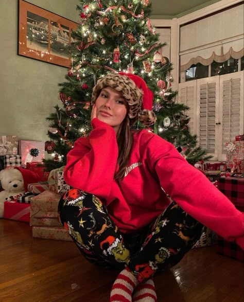 Xmas Photoshoot Ideas, Christmas Fashion Photography, Christmas Instagram Pictures, Christmas Poses, Cute Christmas Sweater, Instagram Couples, Christmas Instagram, Christmas Party Outfits, Christmas Feeling