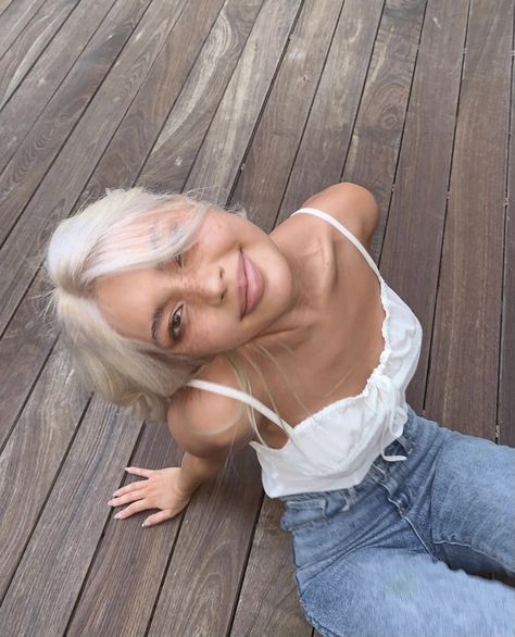 Platinum Hair, White Blonde, Hair Inspo Color, Tan Skin, Dream Hair, Blonde Hair Color, White Hair, Fall Hair, Hair Goals