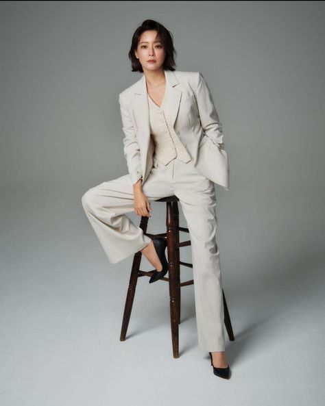 Corporate Photoshoot Women, Ceo Photoshoot, Corporate Headshot Poses, Profile Photoshoot, Group Profile, Model Photoshoot Poses, Business Portraits Woman, Kim Hee Sun, High Fashion Poses