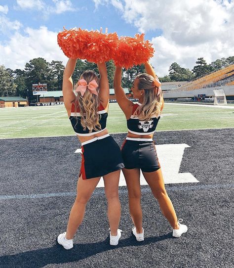 Cheer Gameday Pictures, Cheer Picture Poses With Friends, Football Game Cheer Pictures, Cute Cheerleader Poses, Short And Tall Person Poses Drawing, Sister Cheer Pictures, Cute Cheer Poses With Friends, Cute Cheer Pictures With Friends, Cheer Group Photos