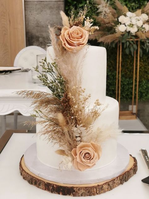 Pampas And Burnt Orange Wedding, Rustic Wedding Cake With Pampas, Boho Flower Cake Ideas, Pampas Cake Wedding, Wedding Cake With Pampas Flowers, Minimalist Boho Wedding Cake, Boho Wedding Cake Flowers, Neutral Color Wedding Cake, Cake With Pampas Flowers