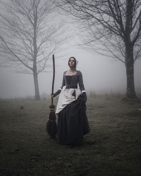 4,003 Gostos, 74 Comentários - The Seamstress of Rohan (@theseamstressofrohan) no Instagram: "Planning to make new witches costumes after lockdown! We only need new stunning broomsticks🐐🐐🔥🔥..…" Salem Witch Costume, Coven Photoshoot, Wicca Aesthetic, Mary Aesthetic, Witch Photoshoot, Vintage Witches, Witch Woman, Medieval Witch, Witch Cosplay