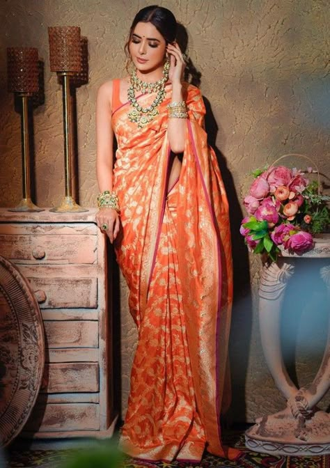 Orange Saree Makeup Look, Orange Saree Look, Orange Pattu Saree, Orange Banarasi Saree, Saree Draping Ideas, Atlas Of Beauty, Draping Ideas, Bride Looks, Saree Looks