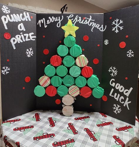 Punch a cup game for Christmas #punchacup #diychristmasgame #christmastreegame #diygames Natal, Punch A Cup Game, Cup Christmas Tree, Fun Family Christmas Games, Christmas Tree Game, Christmas Gift Games, Christmas Party Activities, Xmas Games, Fun Christmas Party Games