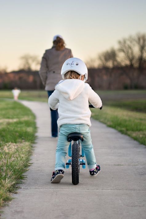 How to Teach a Child to Ride a Bike Bike Shelf, Ride A Bike, Riding Bike, Kids Seating, Balance Bike, Bike Helmet, 2024 Vision, Cycling Bikes, Child Safety