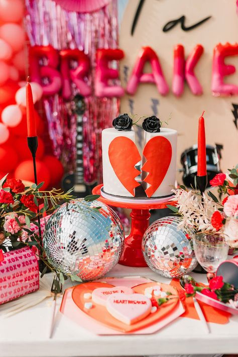 I Hate Valentines Day Party, Valentines Party Ideas For Adults, Valentines Day Theme Party, Valentines Disco, Valentine's Photoshoot, Festa Rock Roll, Valentines Theme Party, Valentines Ideas For Her, Valentines Day Theme