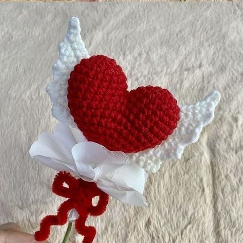 San Valentín Wings Crochet, Wings Tutorial, Valentine Crochet, Crochet Gift Ideas, Crochet Valentine, Day Date Ideas, Valentine's Day Gift Baskets, Valentines Day Date, Valentines Crochet