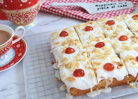 Bakewell Cake Recipe, Cherry Bakewell Tray Bake, Traybake Cake Recipes, Cherry Bakewell Recipe, Bakewell Traybake, Cherry Bakewell Cake, Traybake Recipes, Work Treats, Traybake Cake