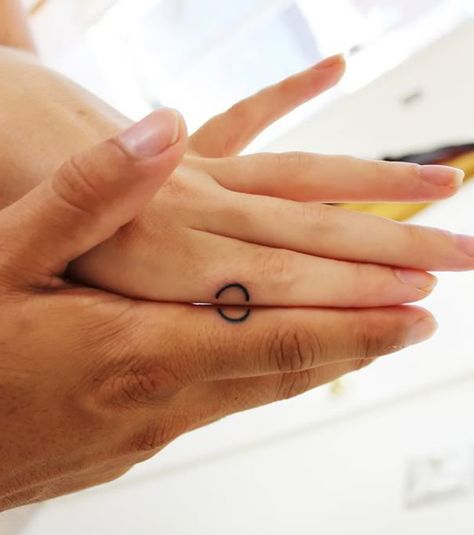 Matching Tattoos Quirky Couple, Couple Tattoos Unique Meaningful, Cute Couple Tattoos, Couple Tattoos Unique, Wedding Ring Tattoo, Tattoo Wedding Rings, Circle Tattoos, Tattoo Zeichnungen, Muster Tattoos