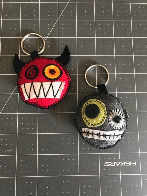 Halloween Diy Accessories, Monster Sewing, Felt Monster, Diy Monsters, Felt Keychain, Cute Sewing Projects, Sewing Stuffed Animals, Fun Diy Crafts, Funky Art