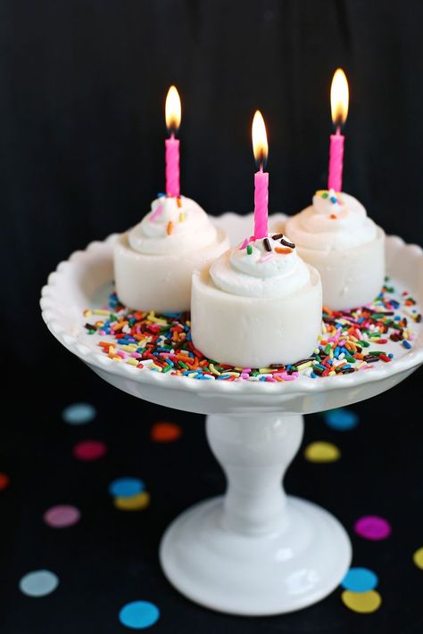 Birthday Cake Shots, Cake Shots, Jelly Shots, Alcoholic Desserts, Pudding Shots, Jello Shot Recipes, Drinks Party, Jello Shot, Chocolate Liqueur