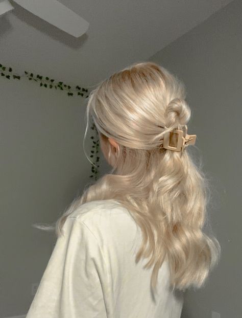 Blonde Hairstyle Aesthetic, Wavy Ash Blonde Hair, Long Platinum Blonde Hair Aesthetic, Light Blonde Hairstyles, Light Cream Blonde Hair, Plat Blonde Hair, Bright Blonde Hair With Highlights, Pearl Toned Blonde Hair, Whitish Blonde Hair